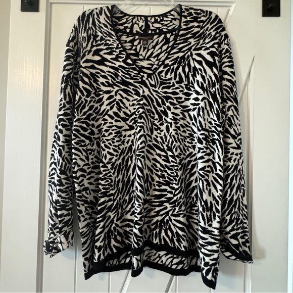 Dana Buchman Tops - Dana Buchman Woman XL Black and White Animal Print V-Neck Zebra Shirt Top